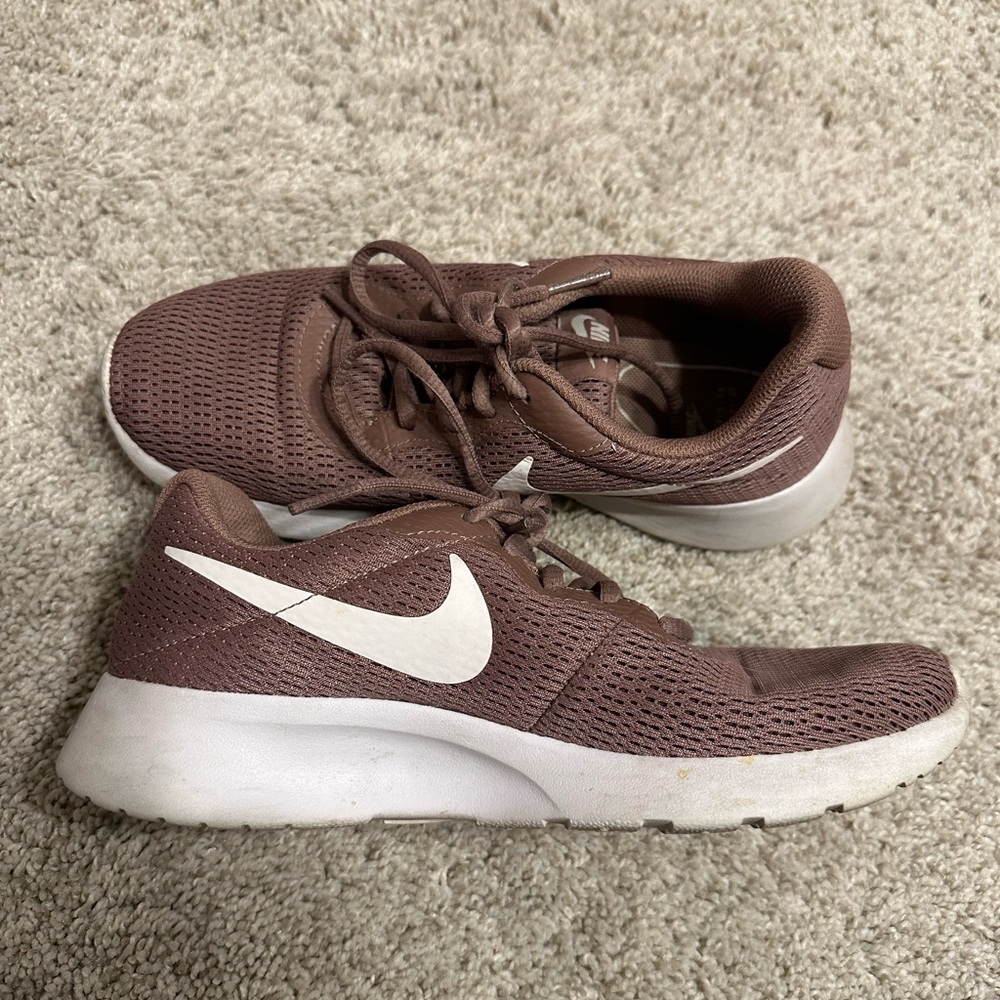 womens nike tanjun shoes